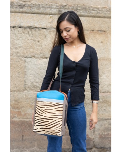 Bolso Mochila Cebra de piel reciclada by Soruka