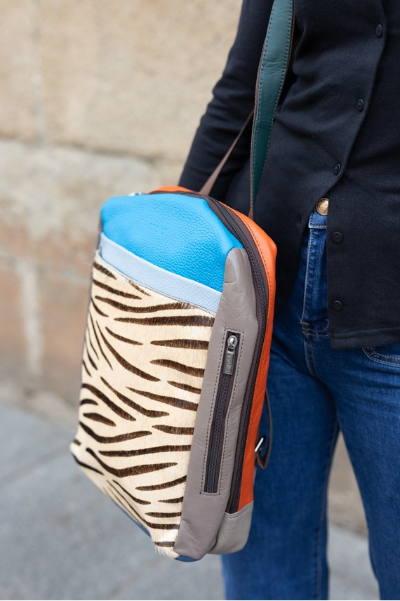 Bolso Mochila Cebra de piel reciclada by Soruka Bolso Mochila Cebra de piel reciclada by Soruka