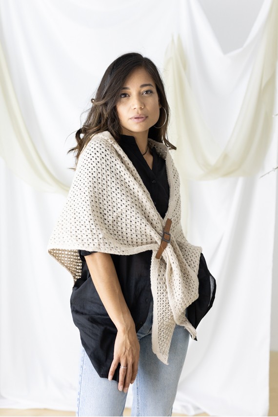 Pico de punto triangular en viscosa con hebilla delantera, estilo boho chic Samarkanda. Pico de punto triangular en viscosa con hebilla delantera, estilo boho chic Samarkanda.