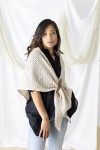 Pico de punto triangular en viscosa con hebilla delantera, estilo boho chic Samarkanda. Pico de punto triangular en viscosa con hebilla delantera, estilo boho chic Samarkanda.