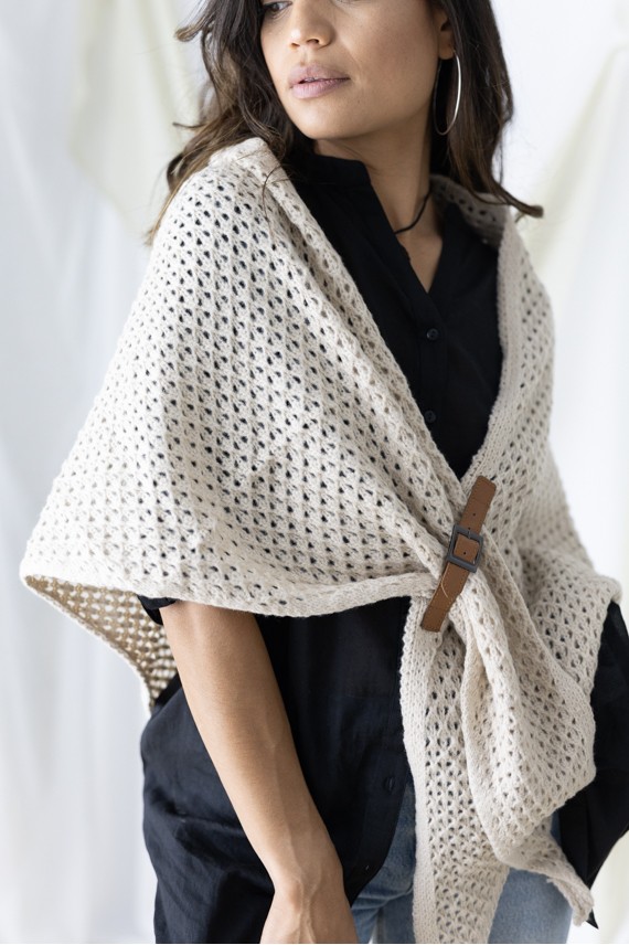 Pico de punto triangular en viscosa con hebilla delantera, estilo boho chic Samarkanda. Pico de punto triangular en viscosa con hebilla delantera, estilo boho chic Samarkanda.