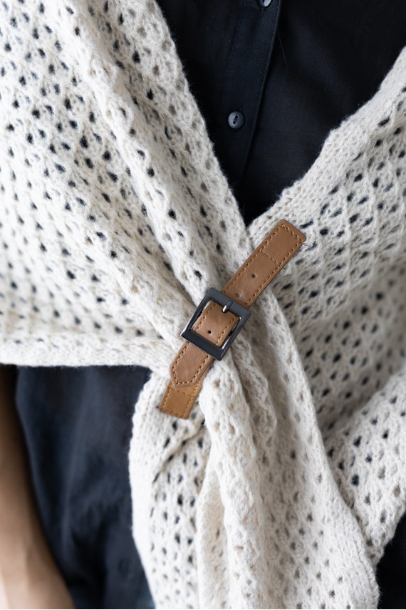 Pico de punto triangular en viscosa con hebilla delantera, estilo boho chic Samarkanda. Pico de punto triangular en viscosa con hebilla delantera, estilo boho chic Samarkanda.