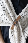 Pico de punto triangular en viscosa con hebilla delantera, estilo boho chic Samarkanda. Pico de punto triangular en viscosa con hebilla delantera, estilo boho chic Samarkanda.