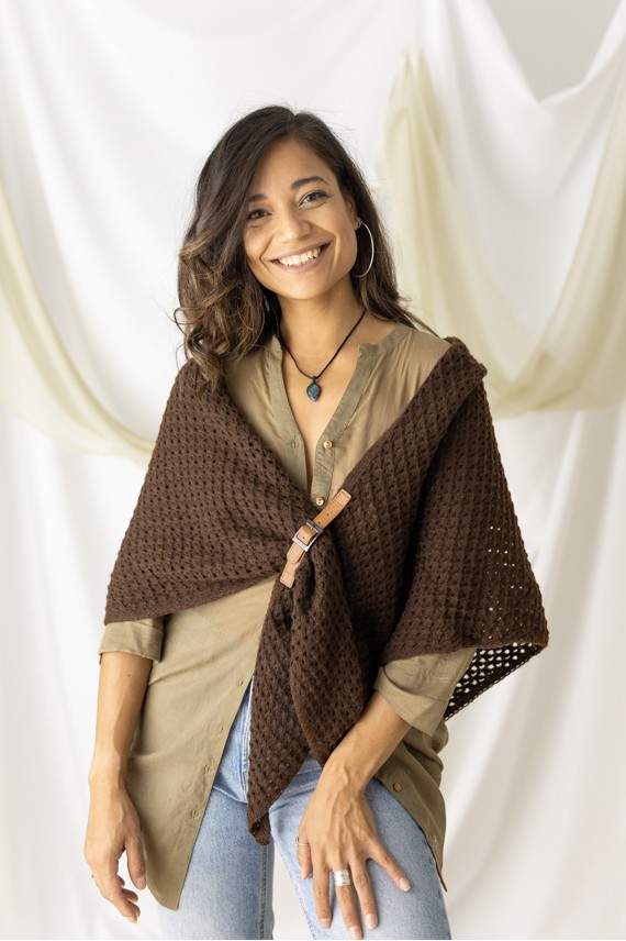 Pico de punto triangular en viscosa con hebilla delantera, estilo boho chic Samarkanda. Pico de punto triangular en viscosa con hebilla delantera, estilo boho chic Samarkanda.