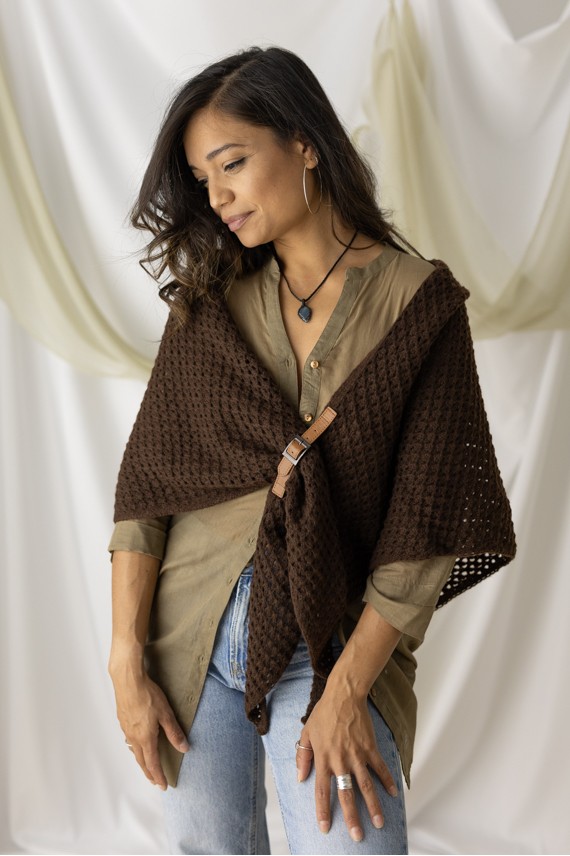 Pico de punto triangular en viscosa con hebilla delantera, estilo boho chic Samarkanda. Pico de punto triangular en viscosa con hebilla delantera, estilo boho chic Samarkanda.