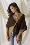 Pico de punto triangular en viscosa con hebilla delantera, estilo boho chic Samarkanda. Pico de punto triangular en viscosa con hebilla delantera, estilo boho chic Samarkanda.