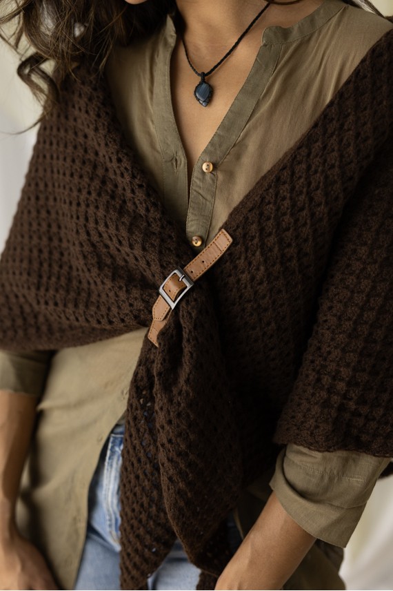Pico de punto triangular en viscosa con hebilla delantera, estilo boho chic Samarkanda. Pico de punto triangular en viscosa con hebilla delantera, estilo boho chic Samarkanda.