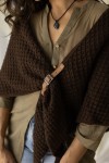 Pico de punto triangular en viscosa con hebilla delantera, estilo boho chic Samarkanda. Pico de punto triangular en viscosa con hebilla delantera, estilo boho chic Samarkanda.