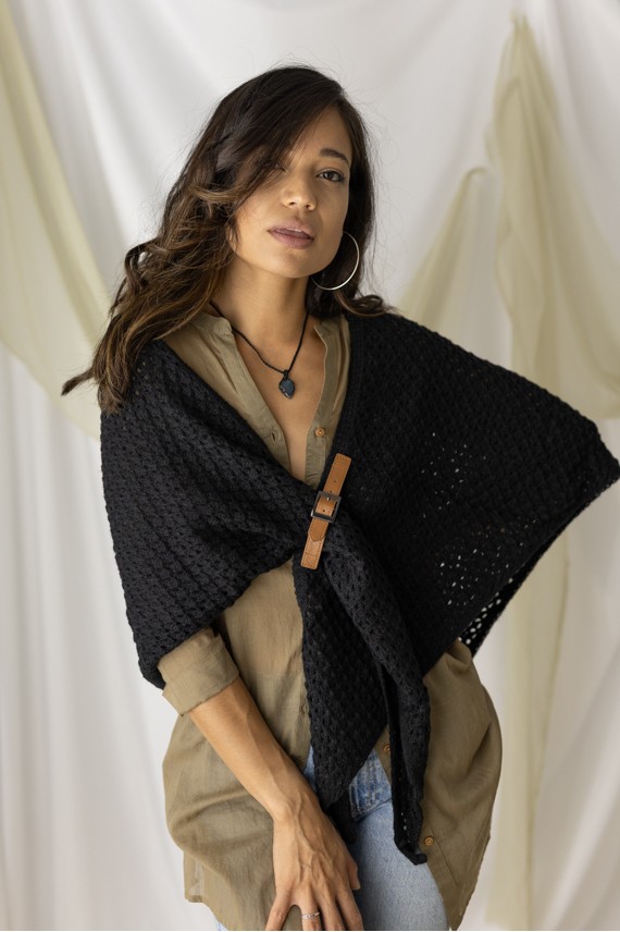 Pico de punto triangular en viscosa con hebilla delantera, estilo boho chic Samarkanda. Pico de punto triangular en viscosa con hebilla delantera, estilo boho chic Samarkanda.