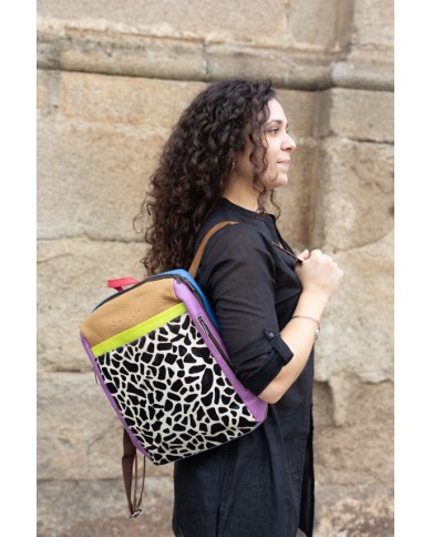 Bolso Mochila Vaca de piel sostenible y ecofriendly, diseño artesanal multicolor con print animal, hecho a mano