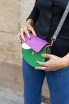 Bolso bandolera Jade sostenible en piel reciclada, diseño patch multicolor en tonos lila y verde, hecho a mano por Soruka
