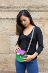 Bolso bandolera Jade sostenible en piel reciclada, diseño patch multicolor en tonos lila y verde, hecho a mano por Soruka