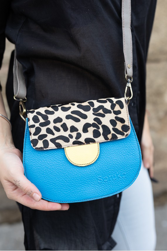 Bolso bandolera azul de piel sostenible con solapa animal print. hecho a mano por Soruka x Samarkanda. Bolso bandolera azul de piel sostenible con solapa animal print. hecho a mano por Soruka x Samarkanda.