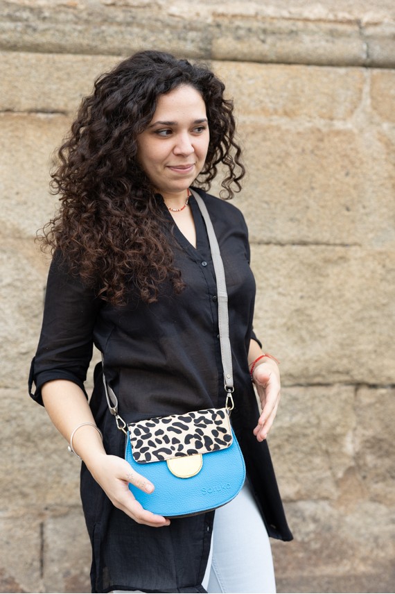 Bolso bandolera azul de piel sostenible con solapa animal print. hecho a mano por Soruka x Samarkanda. Bolso bandolera azul de piel sostenible con solapa animal print. hecho a mano por Soruka x Samarkanda.