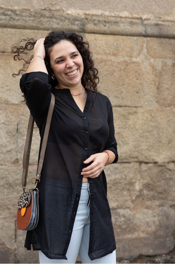 Bolso bandolera marrón de piel reciclada con solapa animal print tipo jirafa y detalle amarillo, hecho a mano por Soruka Bolso bandolera marrón de piel reciclada con solapa animal print tipo jirafa y detalle amarillo, hecho a mano por Soruka