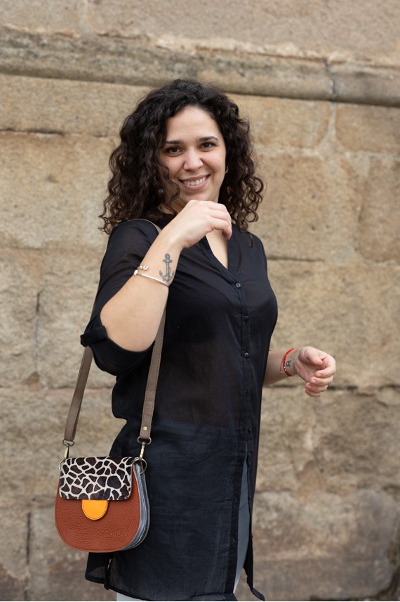 Bolso bandolera marrón de piel reciclada con solapa animal print tipo jirafa y detalle amarillo, hecho a mano por Soruka Bolso bandolera marrón de piel reciclada con solapa animal print tipo jirafa y detalle amarillo, hecho a mano por Soruka