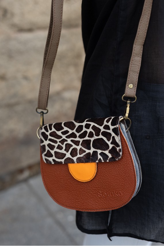 Bolso bandolera marrón de piel reciclada con solapa animal print tipo jirafa y detalle amarillo, hecho a mano por Soruka Bolso bandolera marrón de piel reciclada con solapa animal print tipo jirafa y detalle amarillo, hecho a mano por Soruka