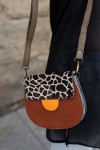Bolso bandolera marrón de piel reciclada con solapa animal print tipo jirafa y detalle amarillo, hecho a mano por Soruka