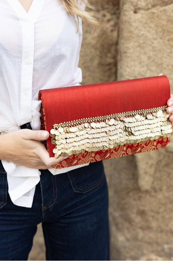 Bolso de fiesta boho artesanal con adornos de monedas doradas y asa movible, hecho a mano en India. Bolso de fiesta boho artesanal con adornos de monedas doradas y asa movible, hecho a mano en India.
