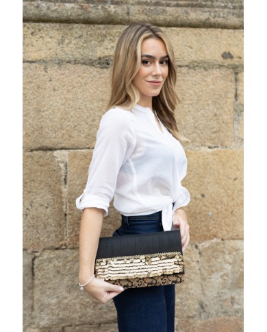 Bolso de fiesta boho artesanal con adornos de monedas doradas y asa movible, hecho a mano en India.