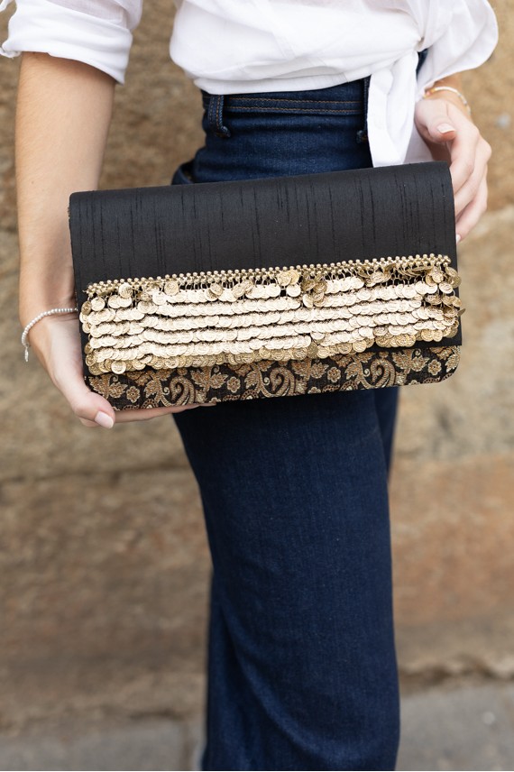Bolso de fiesta boho artesanal con adornos de monedas doradas y asa movible, hecho a mano en India. Bolso de fiesta boho artesanal con adornos de monedas doradas y asa movible, hecho a mano en India.