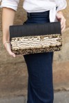 Bolso de fiesta boho artesanal con adornos de monedas doradas y asa movible, hecho a mano en India. Bolso de fiesta boho artesanal con adornos de monedas doradas y asa movible, hecho a mano en India.