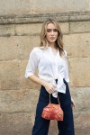 Bolso bombonera boho artesanal en tela india con asa dorada y cierre de imán.