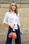 Bolso bombonera boho artesanal en tela india con asa dorada y cierre de imán.