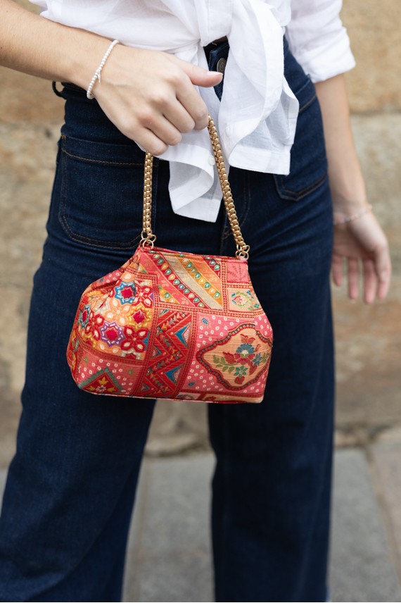 Bolso bombonera boho artesanal en tela india con asa dorada y cierre de imán. Bolso bombonera boho artesanal en tela india con asa dorada y cierre de imán.