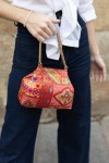 Bolso bombonera boho artesanal en tela india con asa dorada y cierre de imán. Bolso bombonera boho artesanal en tela india con asa dorada y cierre de imán.
