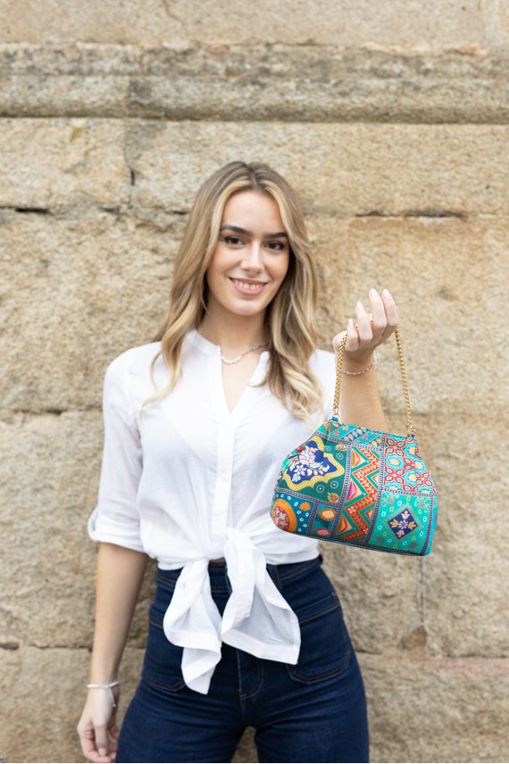 Bolso bombonera boho azul artesanal en tela india con asa dorada y estampado bordado.