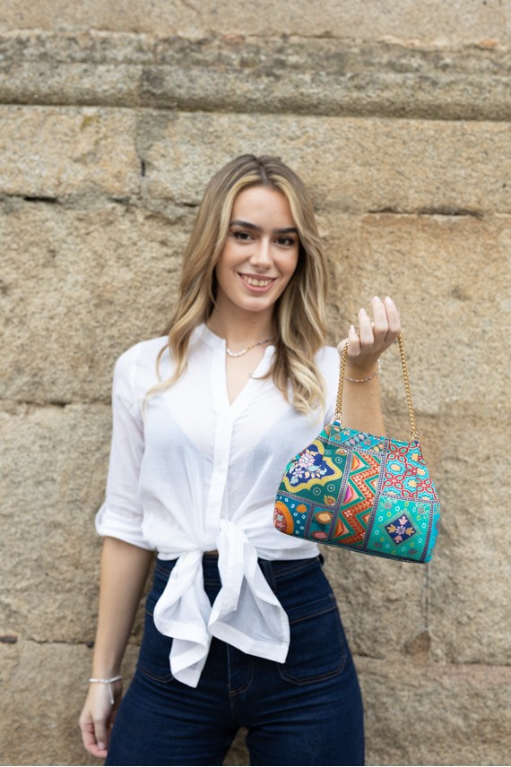Bolso bombonera boho azul artesanal en tela india con asa dorada y estampado bordado.
