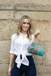 Bolso bombonera boho azul artesanal en tela india con asa dorada y estampado bordado.
