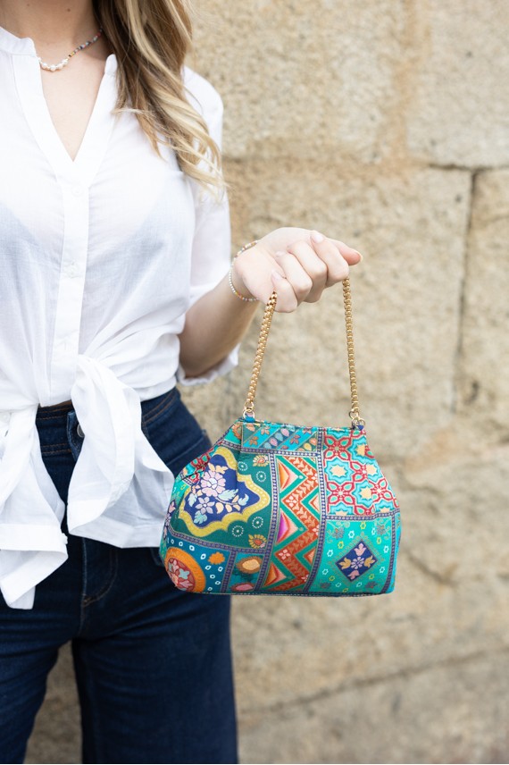 Bolso bombonera boho azul artesanal en tela india con asa dorada y estampado bordado.
