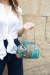 Bolso bombonera boho azul artesanal en tela india con asa dorada y estampado bordado.