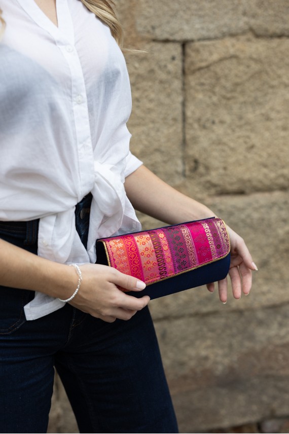Bolso clutch de fiesta boho artesanal en tonos fucsia,marino y dorado con asa dorada. Bolso clutch de fiesta boho artesanal en tonos fucsia,marino y dorado con asa dorada.