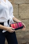 Bolso clutch de fiesta boho artesanal en tonos fucsia,marino y dorado con asa dorada. Bolso clutch de fiesta boho artesanal en tonos fucsia,marino y dorado con asa dorada.