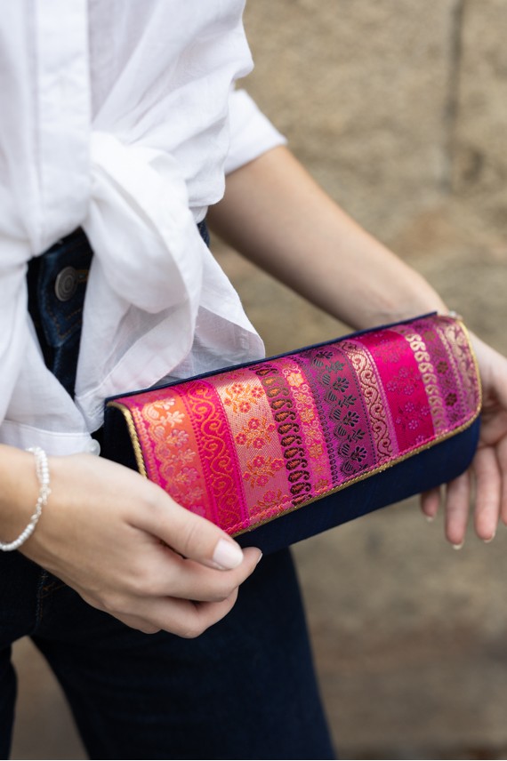 Bolso clutch de fiesta boho artesanal en tonos fucsia,marino y dorado con asa dorada. Bolso clutch de fiesta boho artesanal en tonos fucsia,marino y dorado con asa dorada.