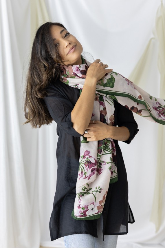 Fular floral en mezcla de lana y viscosa, tonos naturales con estampado floral. Fular floral en mezcla de lana y viscosa, tonos naturales con estampado floral.