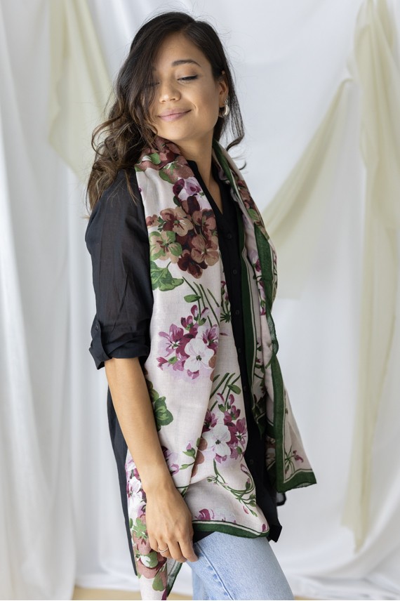 Fular floral en mezcla de lana y viscosa, tonos naturales con estampado floral. Fular floral en mezcla de lana y viscosa, tonos naturales con estampado floral.