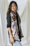 Fular floral en mezcla de lana y viscosa, tonos naturales con estampado floral. Fular floral en mezcla de lana y viscosa, tonos naturales con estampado floral.