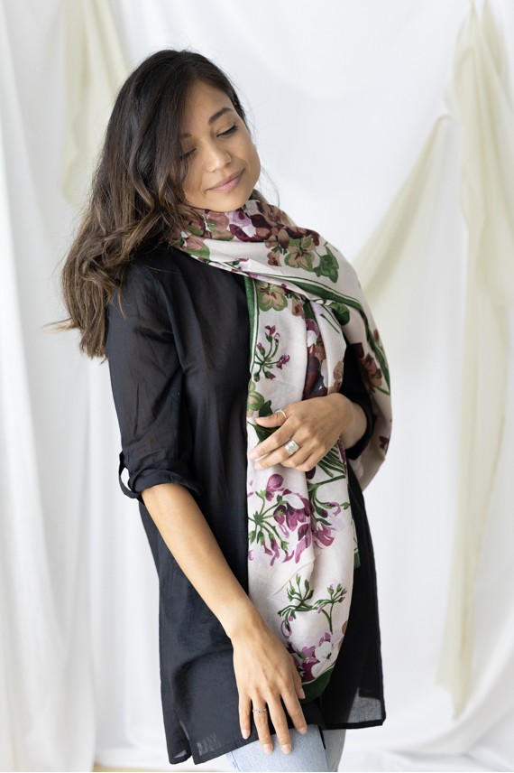 Fular floral en mezcla de lana y viscosa, tonos naturales con estampado floral. Fular floral en mezcla de lana y viscosa, tonos naturales con estampado floral.