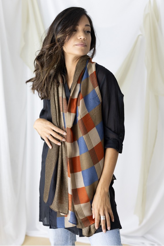 Fular de cuadros multicolor combinado con parte lisa marrón y borde negro en lana fina y viscosa. Fular de cuadros multicolor combinado con parte lisa marrón y borde negro en lana fina y viscosa.