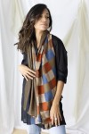 Fular de cuadros multicolor combinado con parte lisa marrón y borde negro en lana fina y viscosa. Fular de cuadros multicolor combinado con parte lisa marrón y borde negro en lana fina y viscosa.
