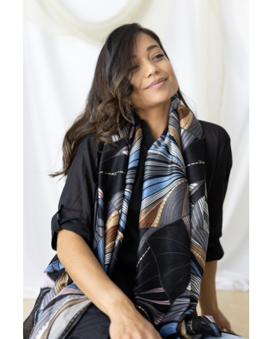 Fular floral con hilo dorado en lana fina y viscosa, disponible en tonos cálidos y fríos.