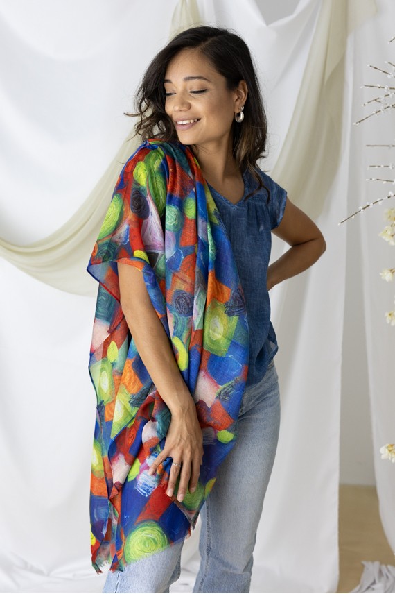 Fular multicolor con diseño artístico inspirado en pinturas a mano, confeccionado en lana fina y viscosa. Fular multicolor con diseño artístico inspirado en pinturas a mano, confeccionado en lana fina y viscosa.