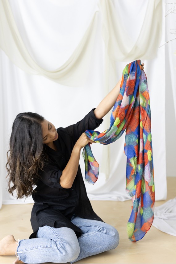 Fular multicolor con diseño artístico inspirado en pinturas a mano, confeccionado en lana fina y viscosa. Fular multicolor con diseño artístico inspirado en pinturas a mano, confeccionado en lana fina y viscosa.