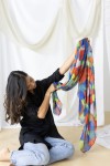Fular multicolor con diseño artístico inspirado en pinturas a mano, confeccionado en lana fina y viscosa. Fular multicolor con diseño artístico inspirado en pinturas a mano, confeccionado en lana fina y viscosa.