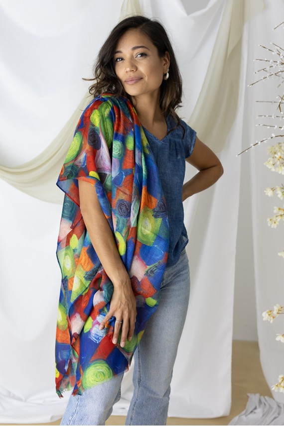 Fular multicolor con diseño artístico inspirado en pinturas a mano, confeccionado en lana fina y viscosa. Fular multicolor con diseño artístico inspirado en pinturas a mano, confeccionado en lana fina y viscosa.