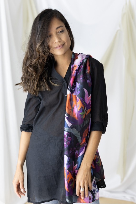 Fular floral con pinceladas fluidas en seda y viscosa, disponible en tonos verdes, anaranjados y violáceos. Fular floral con pinceladas fluidas en seda y viscosa, disponible en tonos verdes, anaranjados y violáceos.